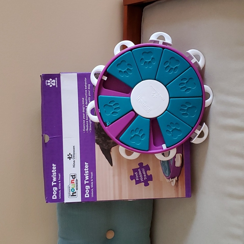 OUTWARD HOUND level 3 dog puzzle in box -  by Nina Ottosson